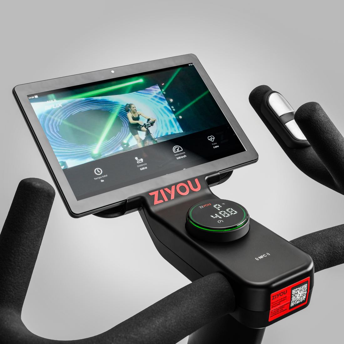 Tablet encaixado no suporte do guidão da bike de spinning ZiYou 250-PRO